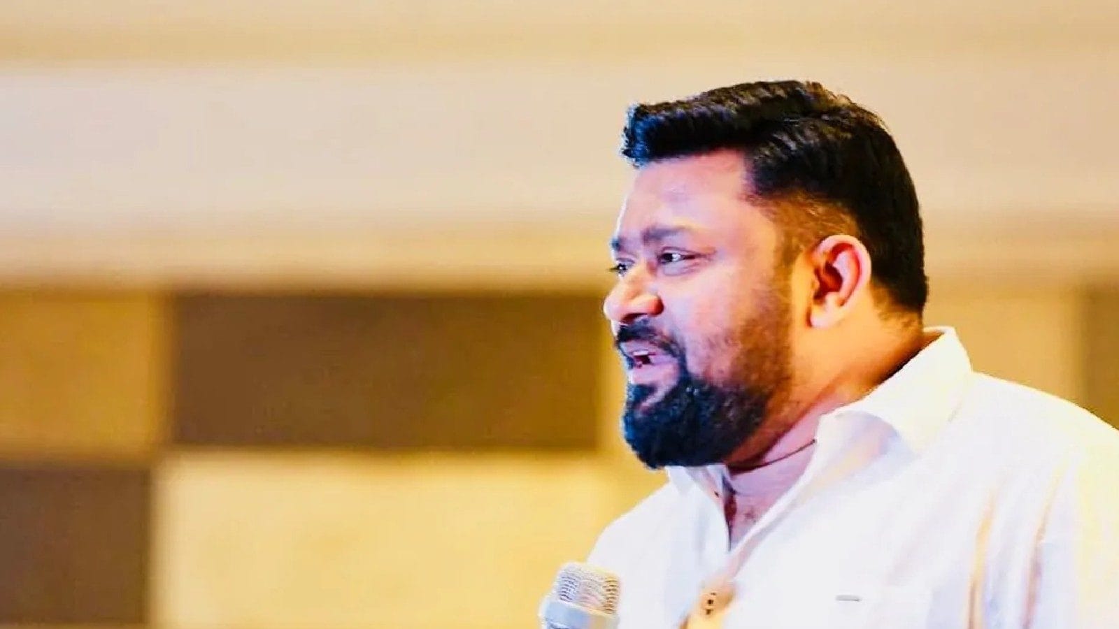 நீயா நானா கோபிநாத் காலில் விழுந்து ஆசீர்வாதம் வாங்கிய பெண்.. 19 வருட சோகம்!