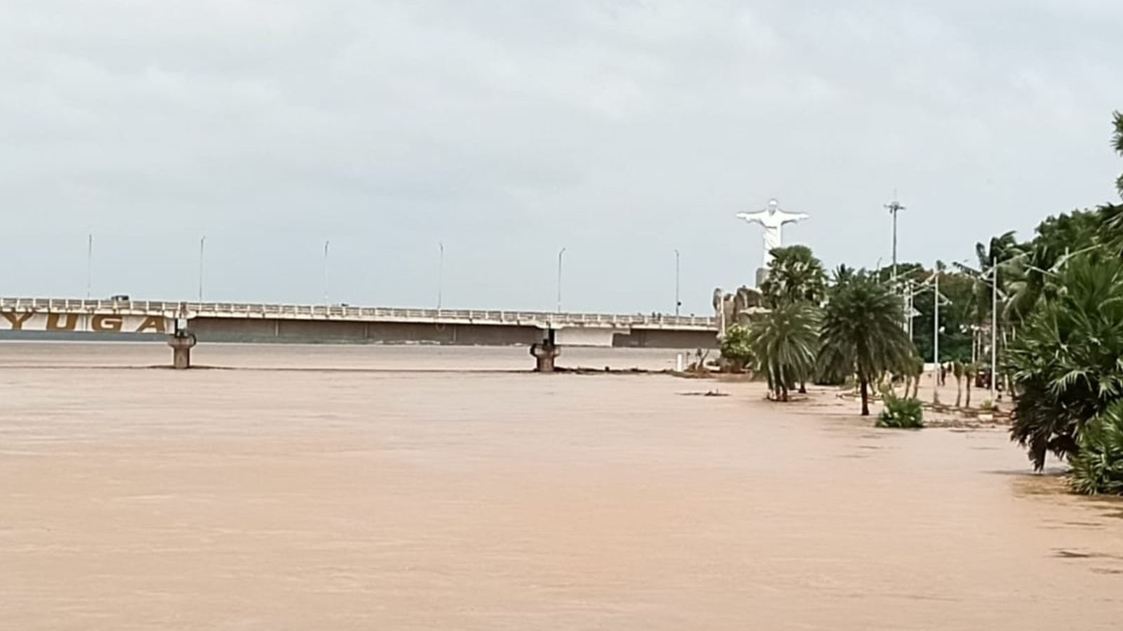 புதுச்சேரியின் ஏனாம் பிராந்தியத்தில் வெள்ளப்பெருக்கு.. பள்ளி, கல்லூரிகளுக்கு இன்று விடுமுறை...