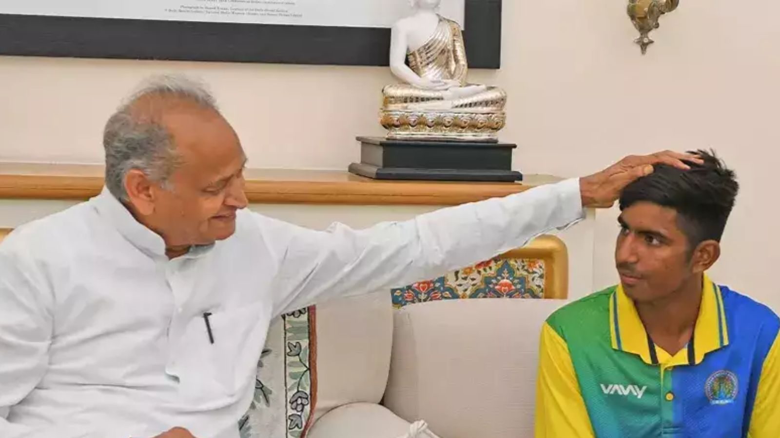 மீன்பிடி வலையில் கிரிக்கெட் பயிற்சி.. ராகுல் காந்தியால் பாராட்டப்பட்ட ராஜஸ்தான் சிறுவனுக்கு அரசு சார்பில் பயிற்சி