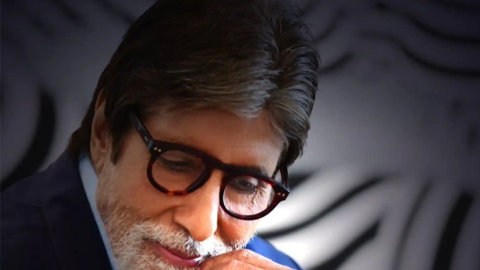 ரசிகர்களை சந்திக்கும்போது செருப்பு அணிய மாட்டேன்... அமிதாப் பச்சன் கூறிய காரணம்!