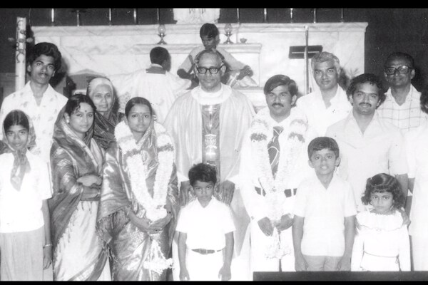 SA Chandrasekhar Shoba second wedding led by Vijay, sa chandrasekhar second marriage, sa chandrasekhar shoba second marriage, sa chandrasekhar youtube, sa chandrasekhar youtube channel, sa chandrasekhar marriage photos, sa chandrasekhar, vijay chandrasekhar, Yaar Indha sac, sa chandrasekhar, vijay makkal iyakkam, sa chandrasekhar politics, vijay father, sa chandrasekhar interview, எஸ் ஏ சந்திரசேகர், விஜய், தளபதி விஜய், விஜய் மக்கள் இயக்கம், எஸ் ஏ சந்திரசேகர் அரசியல், எஸ் ஏ சந்திரசேகர் பேட்டி, எஸ் ஏ சந்திரசேகர் இரண்டாவது திருமணம்
