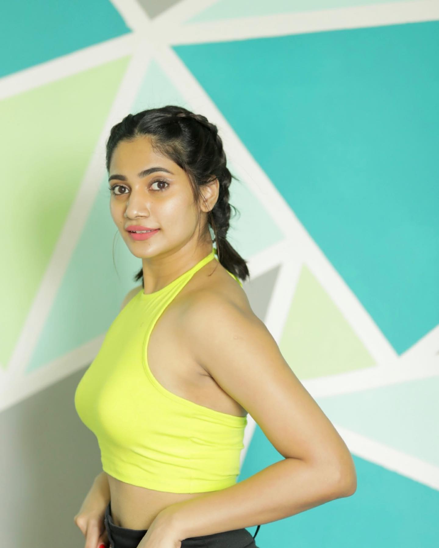  இலங்கையை சேர்ந்த லாஸ்லியா செய்தி வாசிப்பாளராக பணியை தொடங்கினார்.