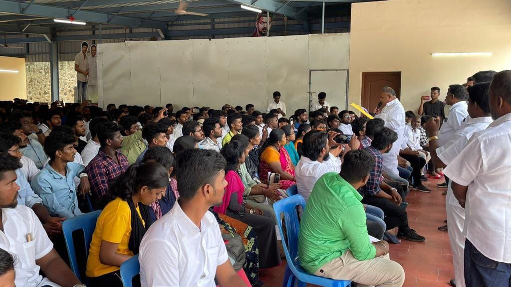 பிரியாணி விருந்துடன் நடந்த விஜய் மக்கள் இயக்க ஆலோசனைக் கூட்டம்