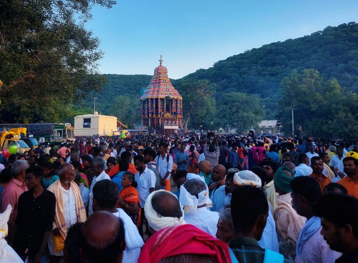 கோயிலின் வெளி கோட்டை சுவரை ஒட்டி உள்ள வீதியில்,,[object Object],சுமார் 2 மணி நேரம் தேரோட்ட விழா