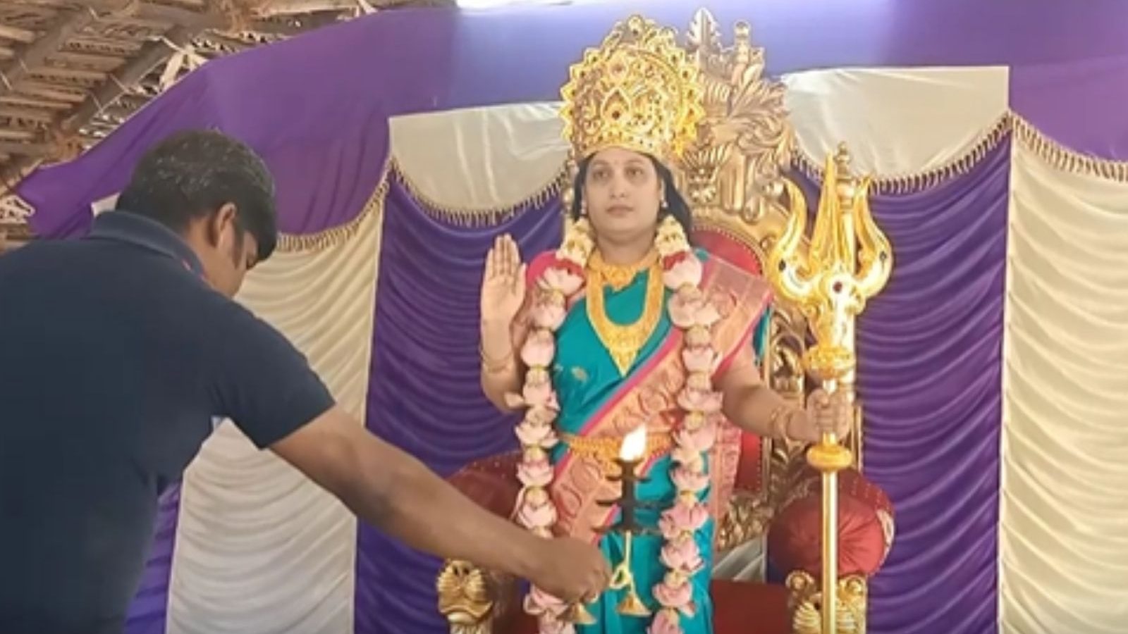 கையில் சூலம்.. தலையில் கிரீடம்.. அம்மன் அவதாரத்தில் அன்னபூரணி - பக்தி பரவசத்தில் பக்தர்கள்