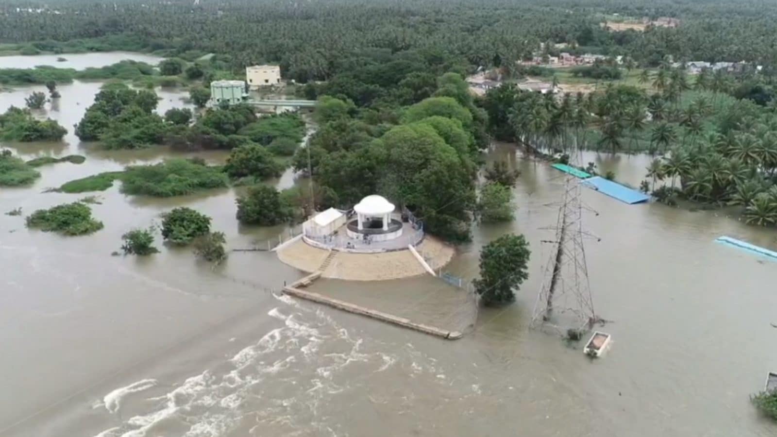 கரைபுரண்டு ஓடும் காவிரி -  பரமத்தி வேலூரில் வீடுகள், விளை நிலங்களில் புகுந்த வெள்ளம் (படங்கள்)