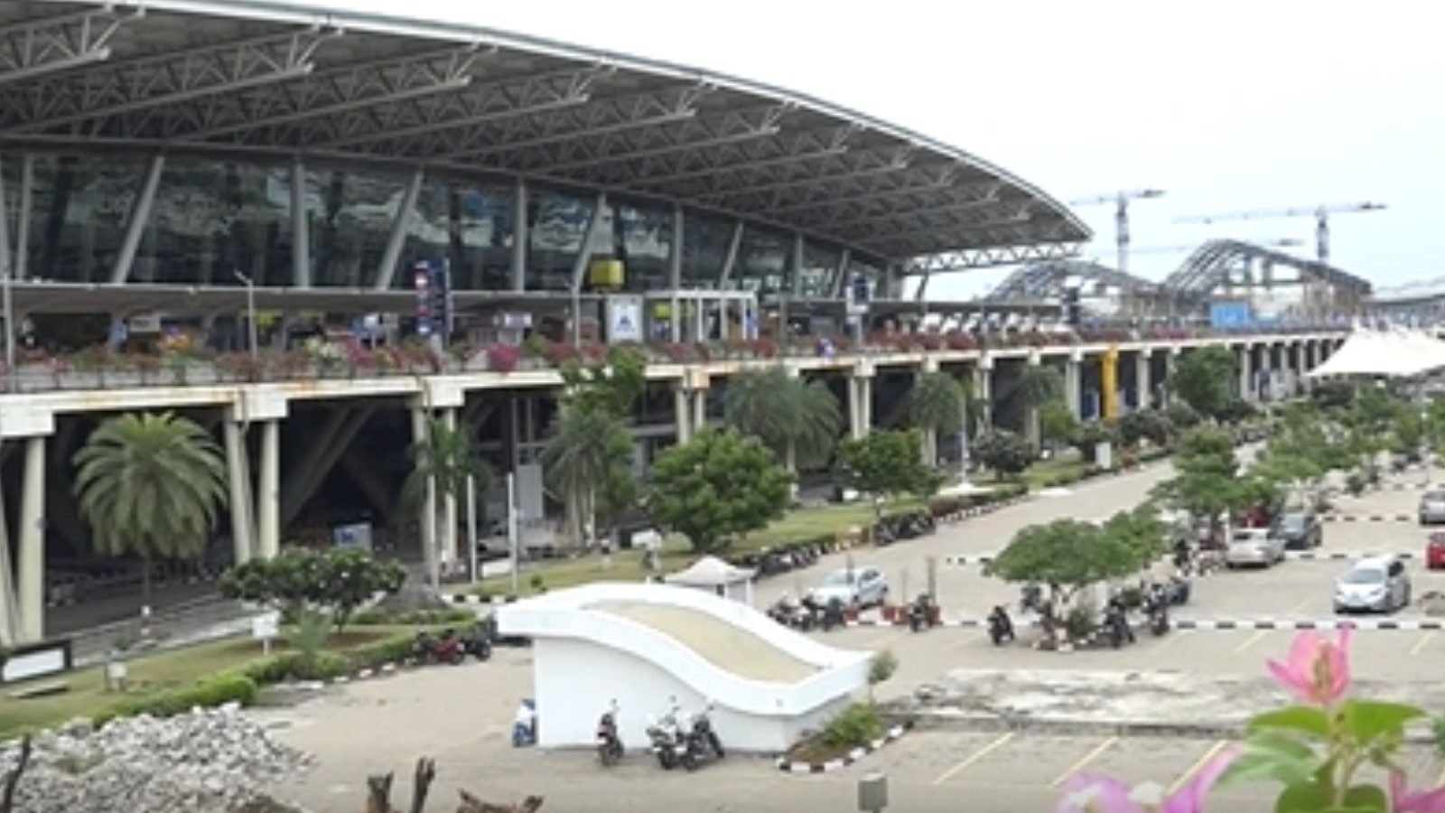 சென்னை ஏர்போர்டில் பெண்களை குறிவைத்து மோசடி - இலங்கையை சேர்ந்த இருவர் கைது