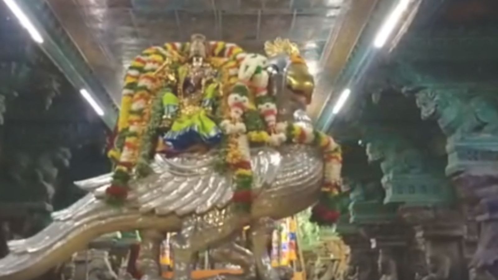 வெள்ளி கிளி வாகனத்தில் எழுந்தருளி அருள்பாலிக்கும் மதுரை மீனாட்சியம்மன்..