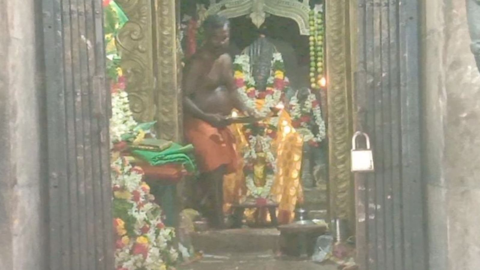 கடைசி ஆடிவெள்ளியை முன்னிட்டு கீழாத்தூர் நாடியம்மன் கோவிலில் குவிந்த பக்தர்கள்...