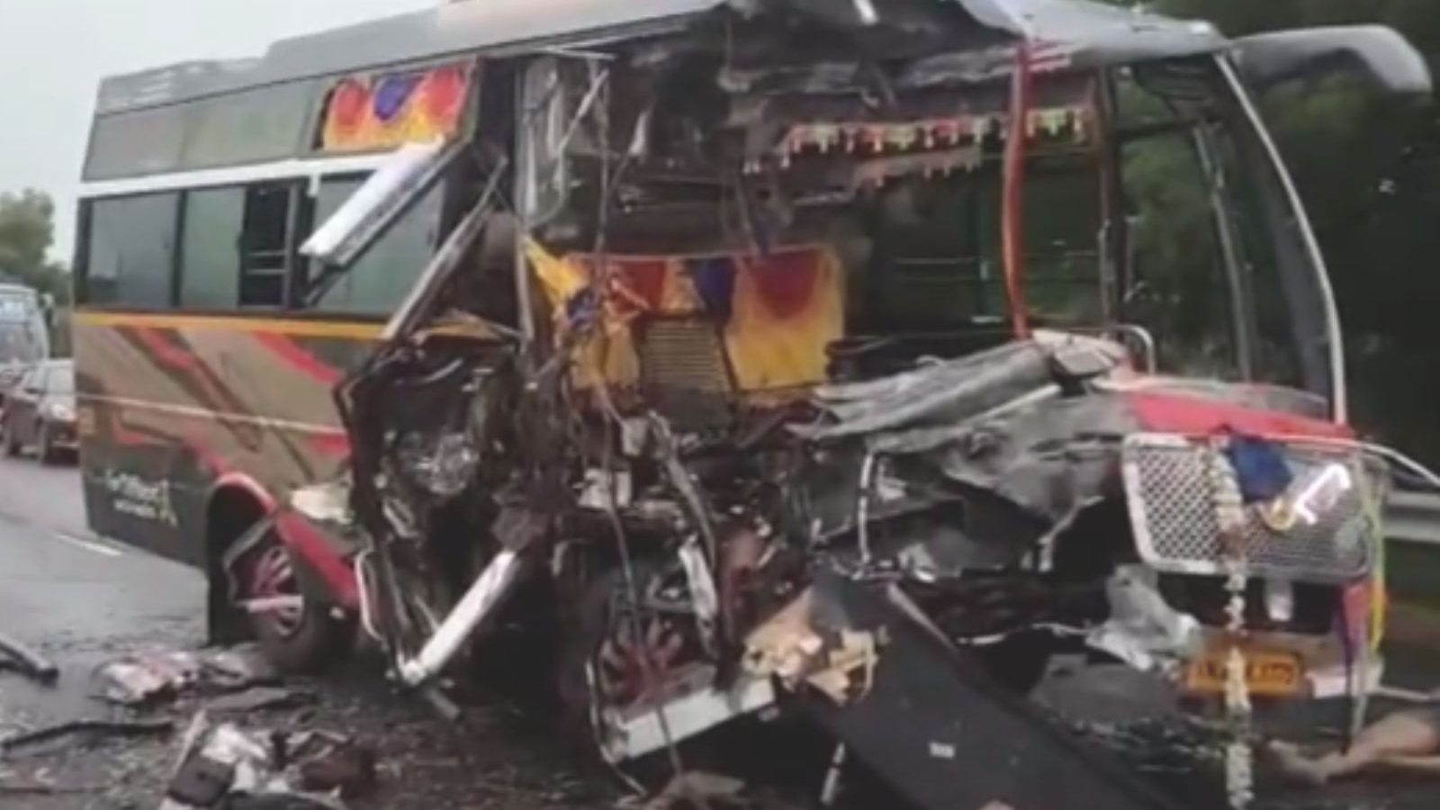 கடலூரில் இருந்து குற்றாலத்திற்கு சுற்றுலா சென்ற பேருந்து விபத்து -  2 பேர் உயிரிழப்பு