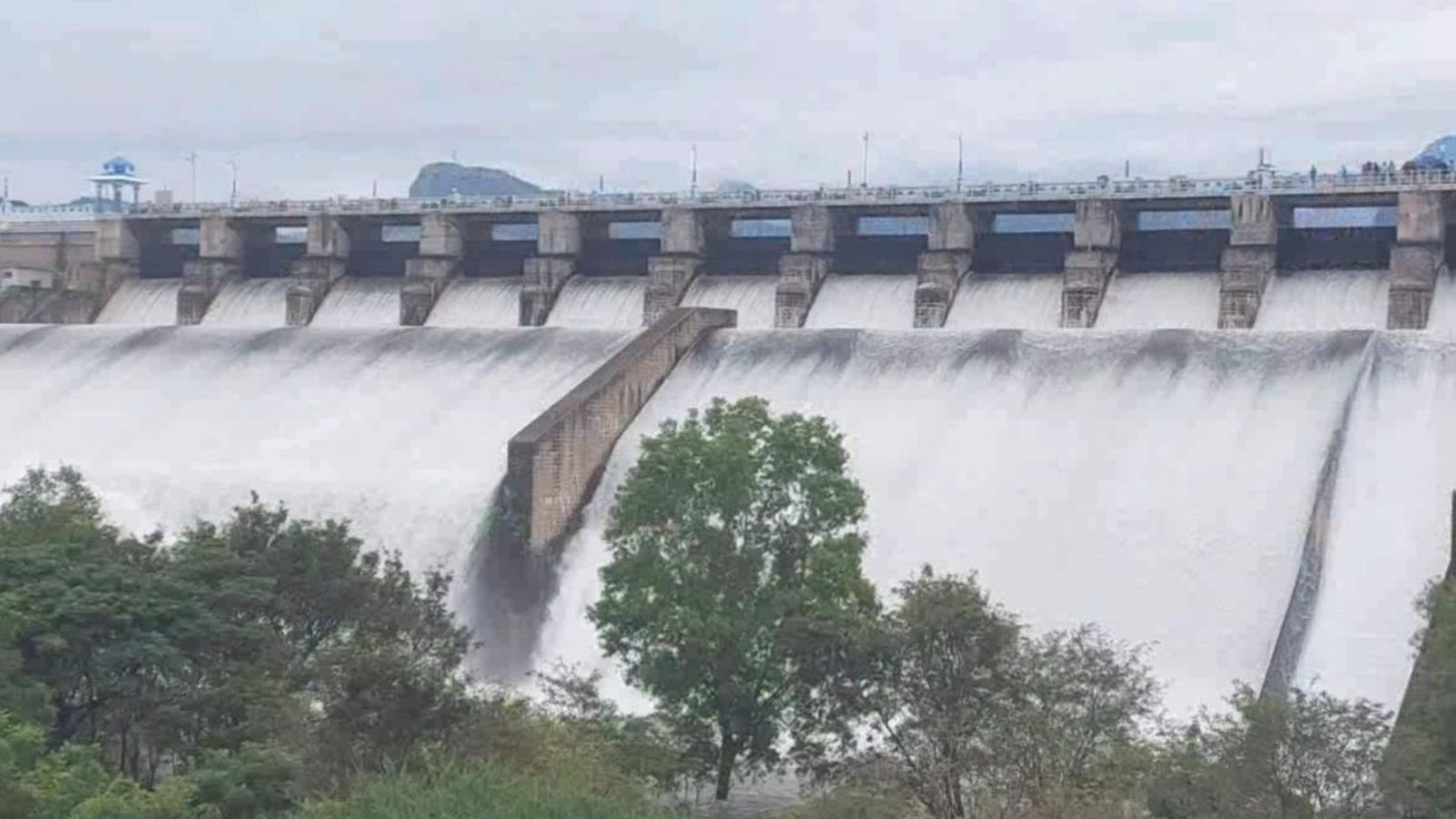 கொட்டித்தீர்க்கும் கனமழை..118 அடியை எட்டிய ஆழியார் அணை - கரையோர மக்களுக்கு வெள்ள அபாய எச்சரிக்கை