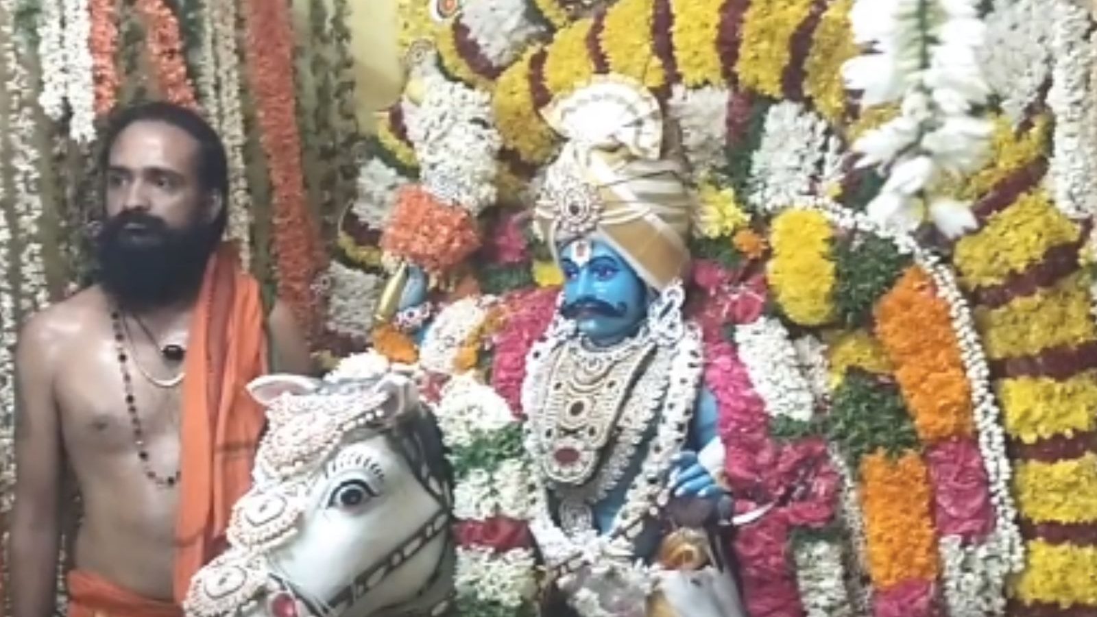 மது, கறி விருந்து படைத்து முத்துக்கருப்பண்ண சுவாமியை வழிபட்ட பக்தர்கள்