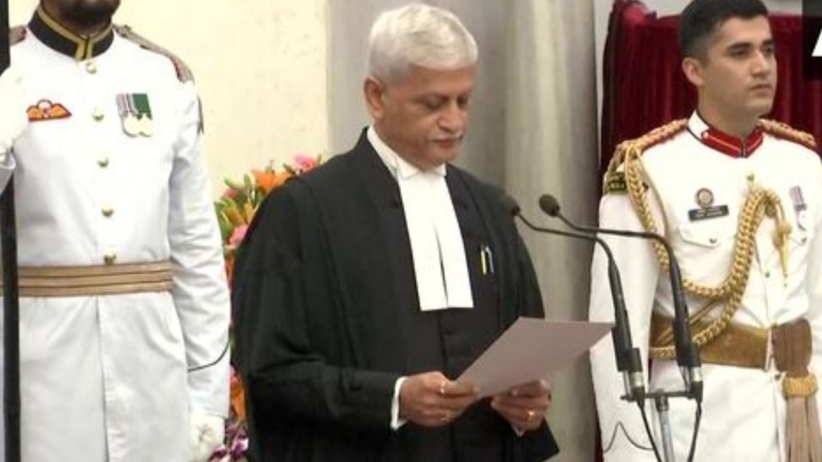 உச்சநீதிமன்றத்தின் 49வது தலைமை நீதிபதியாக பதவியேற்றார் யு.யு.லலித்!