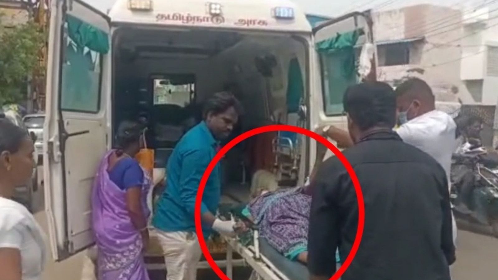 வாசலில் நோயாளி, சாலையில் ஆம்புலன்ஸ்! - என்ன நடக்கிறது மதுரை ஆரம்ப சுகாதார நிலையத்தில்?