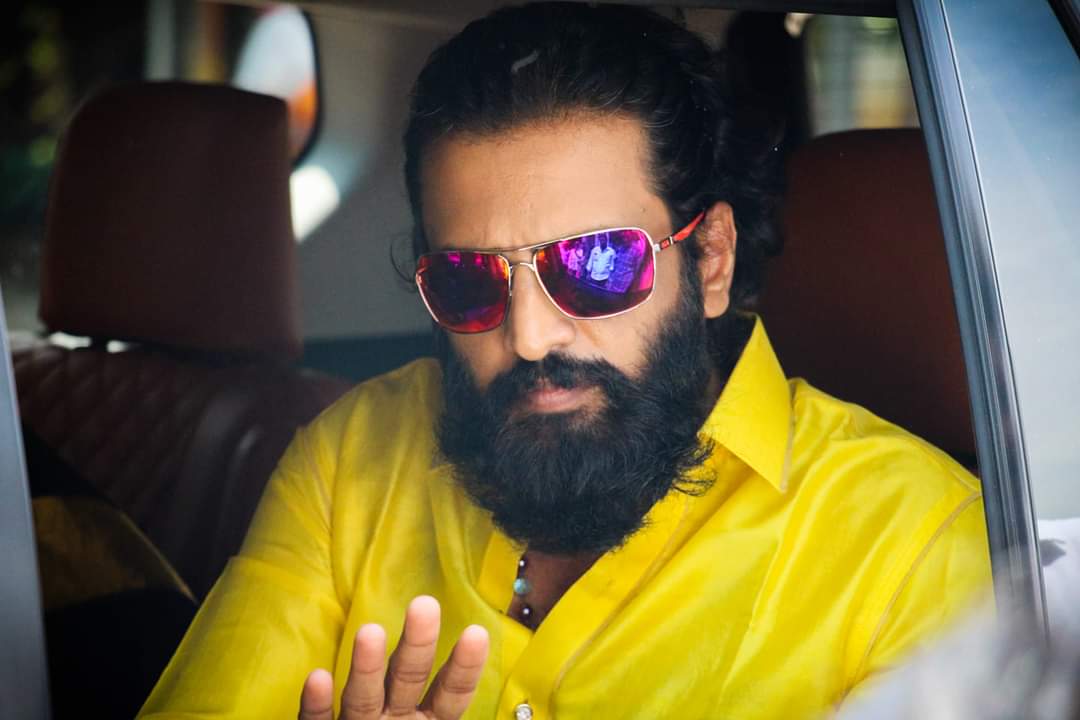  காமெடி ஆக்டராக சந்தானம் தொடர்ந்திருந்தால் இப்போது அவர் இருக்கும் இடமே வேறு என்று அவருக்கு நெருக்கமானவர்கள் கூறுகிறார்கள்.