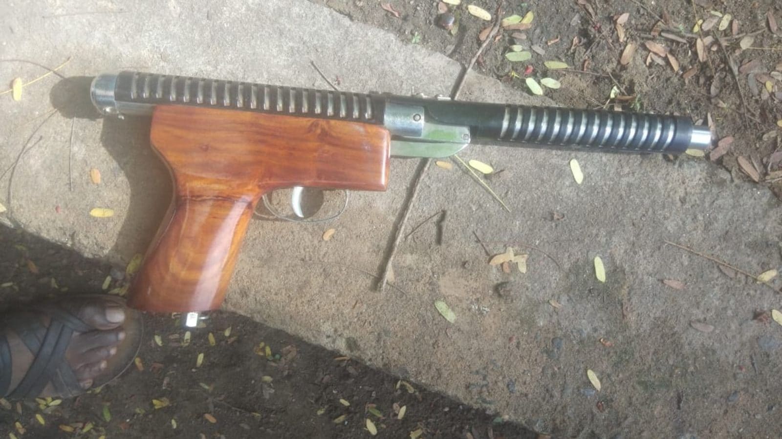 மதுரை மத்திய சிறை அருகே குப்பை தொட்டிக்குள் துப்பாக்கி - போலீசார் விசாரணை