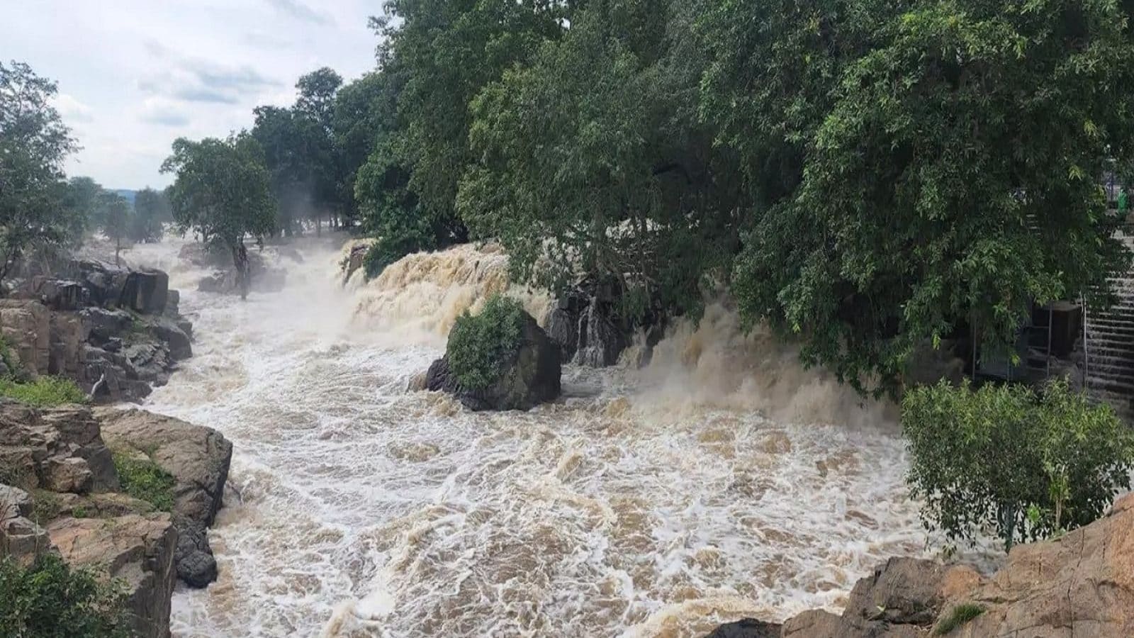 ஒகேனக்கல்லில் அருவிகளை மூழ்கடித்த வெள்ளம்.. காவிரி ஆற்றில் மீண்டும் நீர்வரத்து அதிகரிப்பு... சுற்றுலா பயணிகளுக்கு தடை...
