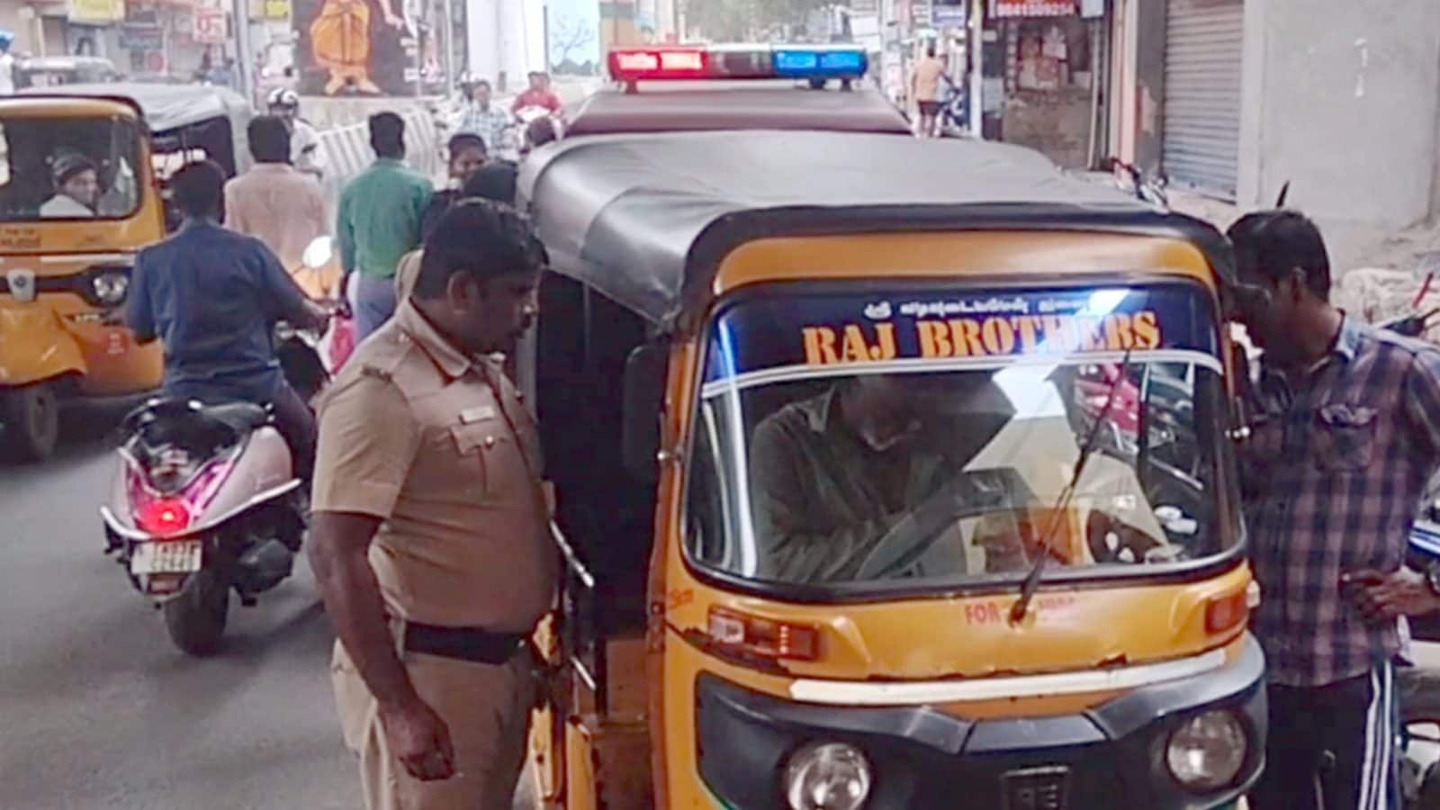 பள்ளி மாணவியை கடத்த முயன்ற மர்மநபர்கள்.. அதிர்ச்சியில் ஷேர் ஆட்டோவில் இருந்து குதித்த மாணவி..! - பட்டப்பகலில் துணிகரம்