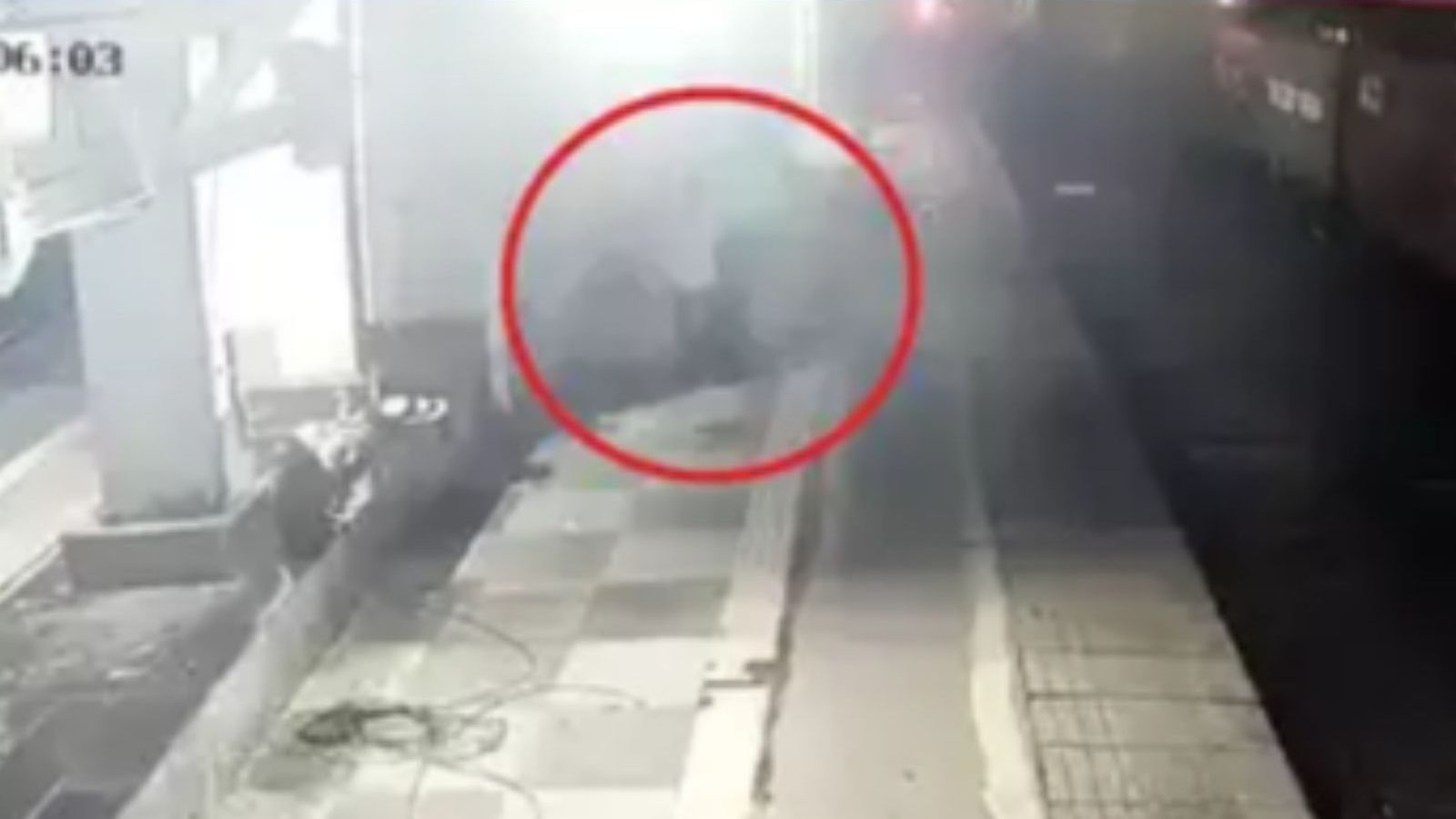 மனைவியை ரயிலில்  தள்ளி கொலை செய்த கணவர்.. பதைபதைக்க வைக்கும் சிசிடிவி காட்சிகள்