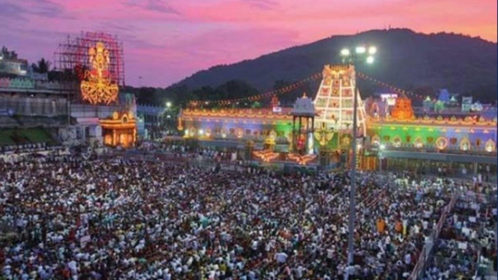 திருப்பதியில் பக்தர்கள் 40 மணி நேரம் காத்திருப்பு... 50 பேருடன் விஐபி தரிசனம் செய்த அமைச்சரால் சர்ச்சை