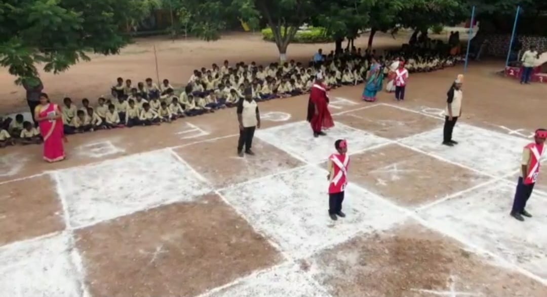  செஸ் விளையாட்டில் இருவர் மட்டுமே விளையாடும் நிலையில், இந்த பிரம்மாண்ட பலகையில் மாணவ, மாணவிகளே ராஜா, ராணி, குதிரை, சிப்பாய் உள்ளிட்ட செஸ் காய்களாக மாறி விளையாடி மகிழ்ந்தனர்.