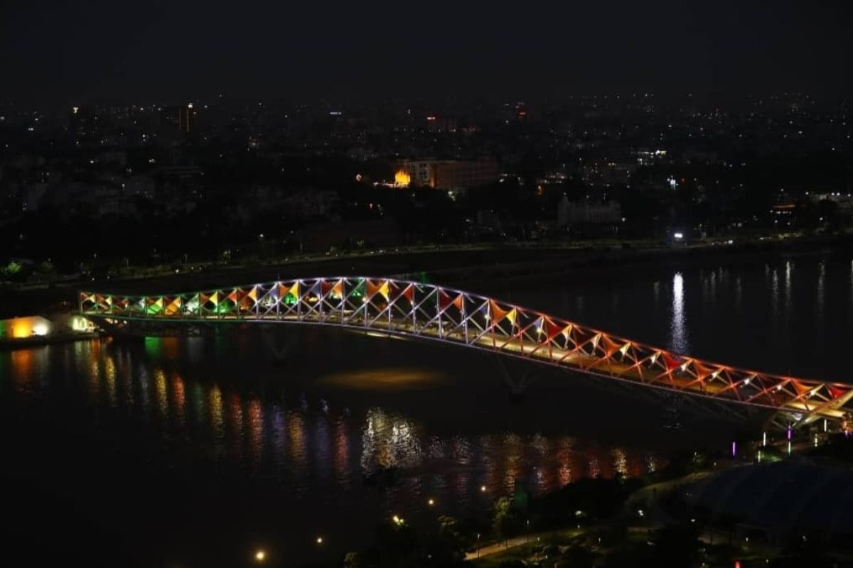  300 மீட்டர் உயரமுள்ள அடல் பாலத்திற்கு முன்னாள் பிரதமர் அடல் பிகார் வாஜ்பாய் பெயர் சூட்டப்பட்டுள்ளது.