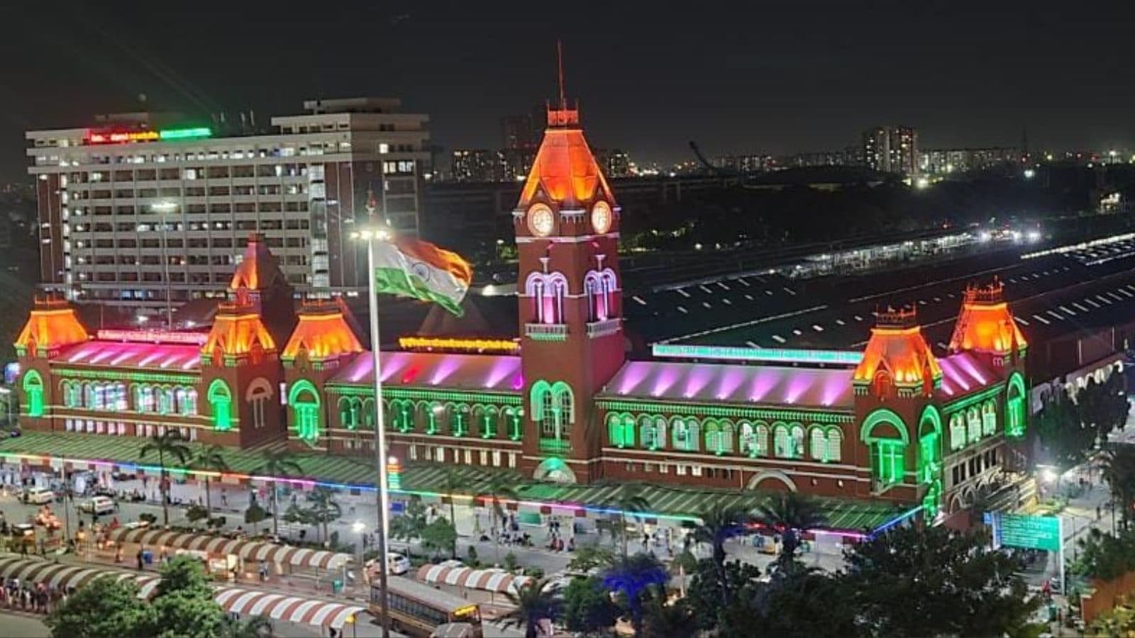 75வது சுதந்தர தினக் கொண்டாட்டம் - தமிழகத்தில் பலத்த பாதுகாப்பு...ஒரு லட்சம் போலீசார் பாதுகாப்புப் பணியில் ஈடுபடுத்தப்பட்டுள்ளனர்.