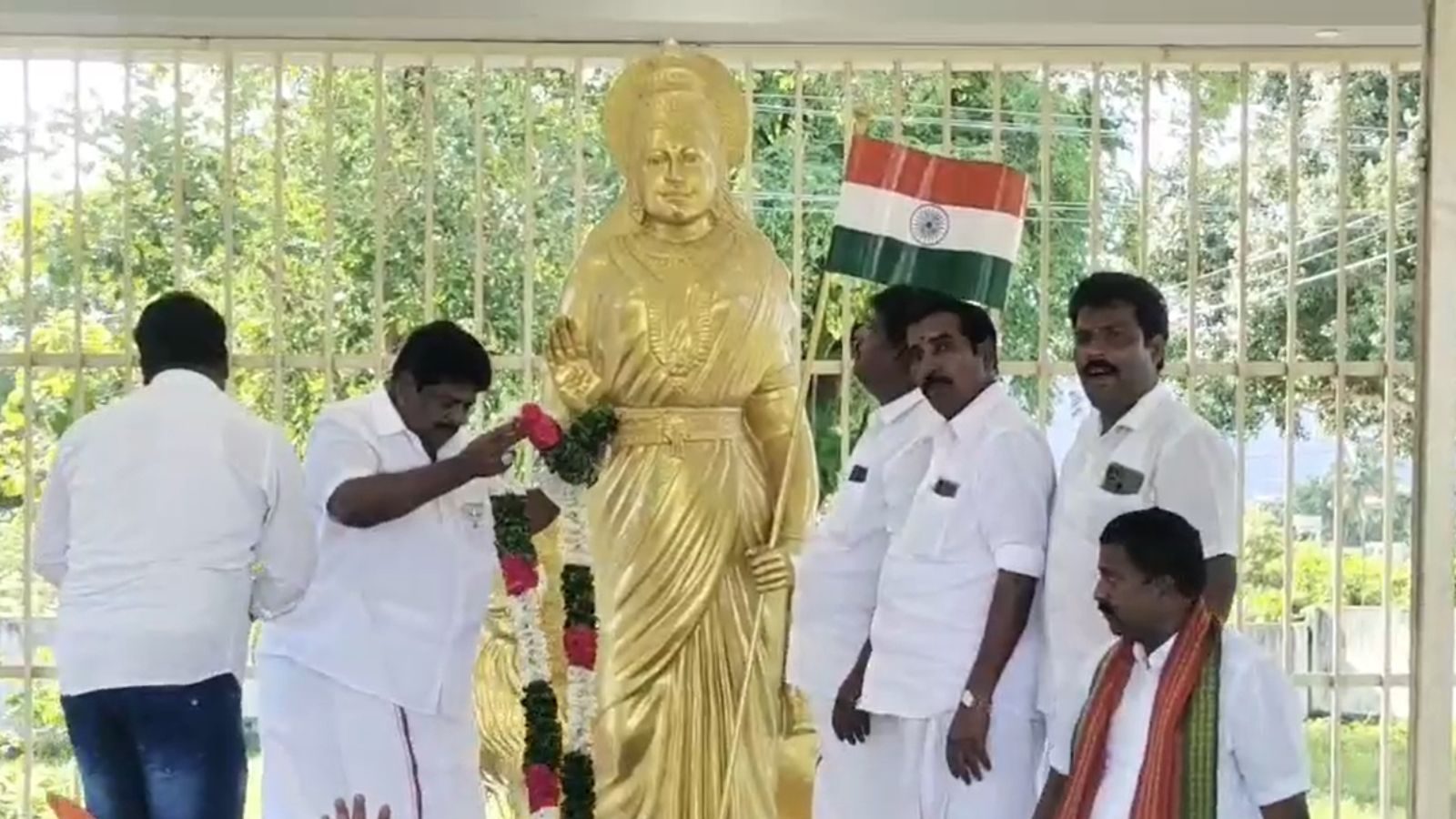 பூட்டை உடைத்து பாரத மாதாவுக்கு மாலை.. பாஜகவைச் சேர்ந்த 3 பேர் கைது