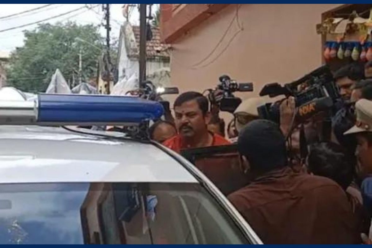 பா.ஜ.க எம்.எல்.ஏ ராஜா சிங்கை கைது செய்யும்போது எடுத்த புகைப்படம் 