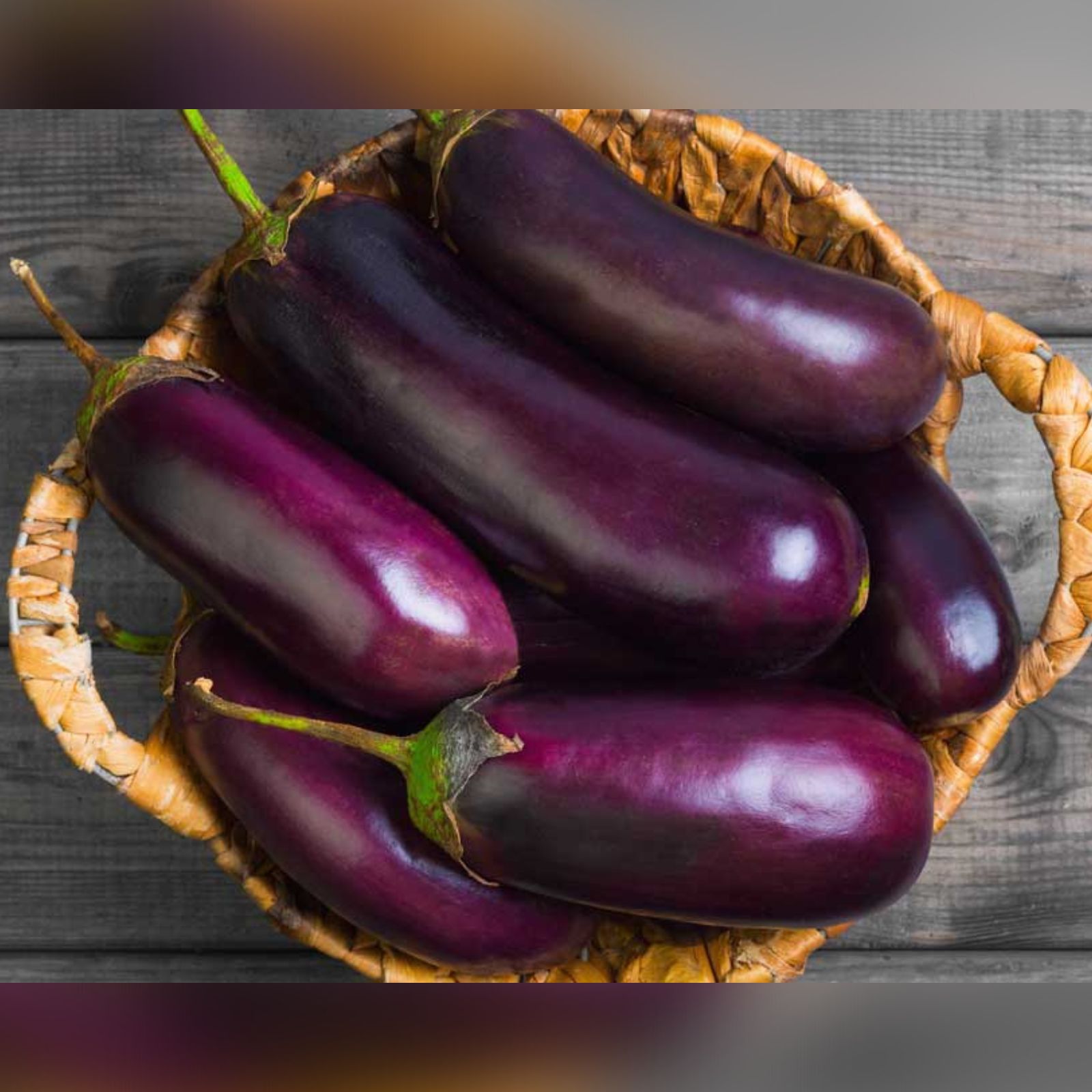  நாம் சாப்பிடும் அனைத்துக் காய்கறிகளிலும் எண்ணற்ற ஊட்டச்சத்துக்கள் அடங்கியுள்ளன. ஒவ்வொன்றும் ஒவ்வொரு பலன்களை அளித்தாலும் மக்கள் பெரும்பாலும் வெறுக்கக்கூடிய காய்கறிகளில் ஒன்றாக உள்ளது கத்தரிக்காய். அய்யோ..“கத்தரிக்காயா? எங்களுக்கு வேண்டாம் என்று பெரியவர்கள் முதல் சிறியவர்கள் வரை ஒதுக்கி வைப்பது வழக்கம்“.ஆனால் இது தான் மிகப்பெரிய தவறு. ஆம் கத்தரிக்காயில் உள்ள பைட்டோ நியூட்ரியன்ட்ஸ், வைட்டமின் சி, நார்ச்சத்து என எண்ணற்ற ஊட்டச்சத்துக்கள் அடங்கியுள்ளதால் நம்முடைய உடலுக்கு மிகுந்த நன்மை அளிப்பதாக உள்ளது. இந்நிலையில் உடலுக்கு எவ்வகையில் பயனளிக்கிறது என்பது குறித்து இங்கே அறிந்து கொள்வோம்.