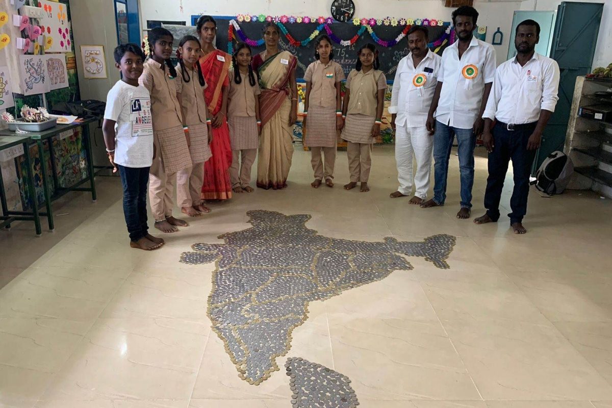 நாணயங்களில் இந்திய வரைபடத்தை உருவாக்கி கிருஷ்ணிகரி மாணவர்கள் அசத்தல்