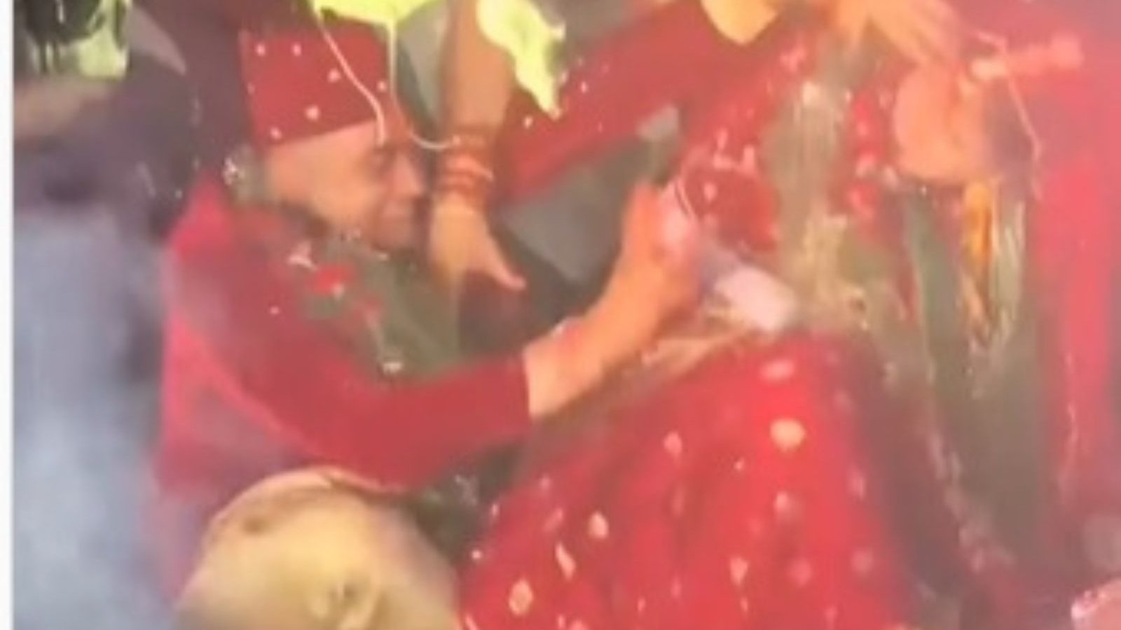 மணமேடையில் ஆக்ரோஷமாக சண்டையிட்டுக் கொண்ட மணமக்கள்: இணையத்தைக் கலக்கும் வீடியோ