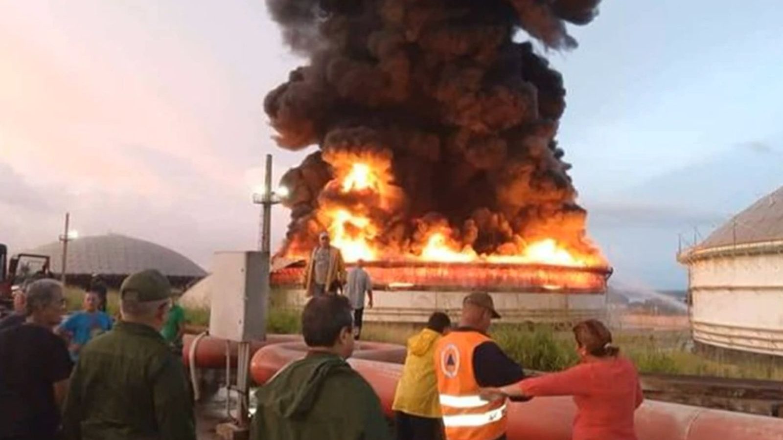 கியூபாவில் மின்னல் தாக்கியதில் எண்ணெய் கிடங்கில் தீ விபத்து - 121 பேர் காயம்