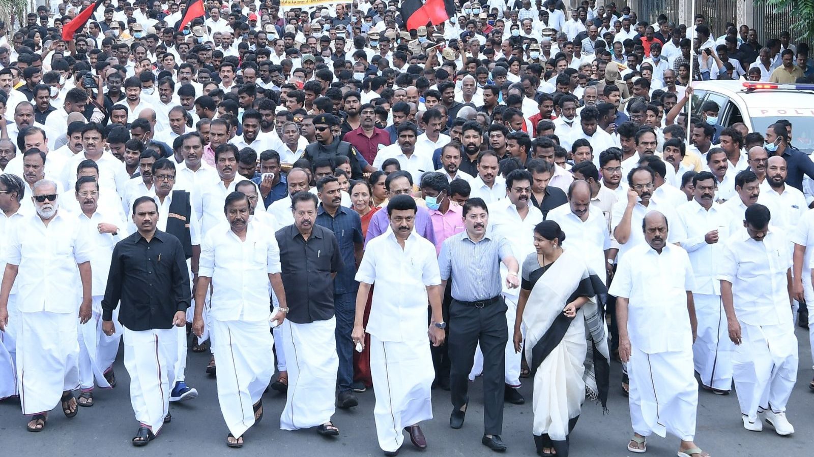 கருணாநிதி நினைவுநாள்: மு.க.ஸ்டாலின் தலைமையில் திமுகவினர் அஞ்சலி