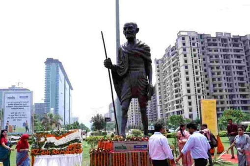 நொய்டாவில் நிறுவப்பட்ட 1000 கிலோ கழிவுகளால் ஆன காந்தி சிலை!
