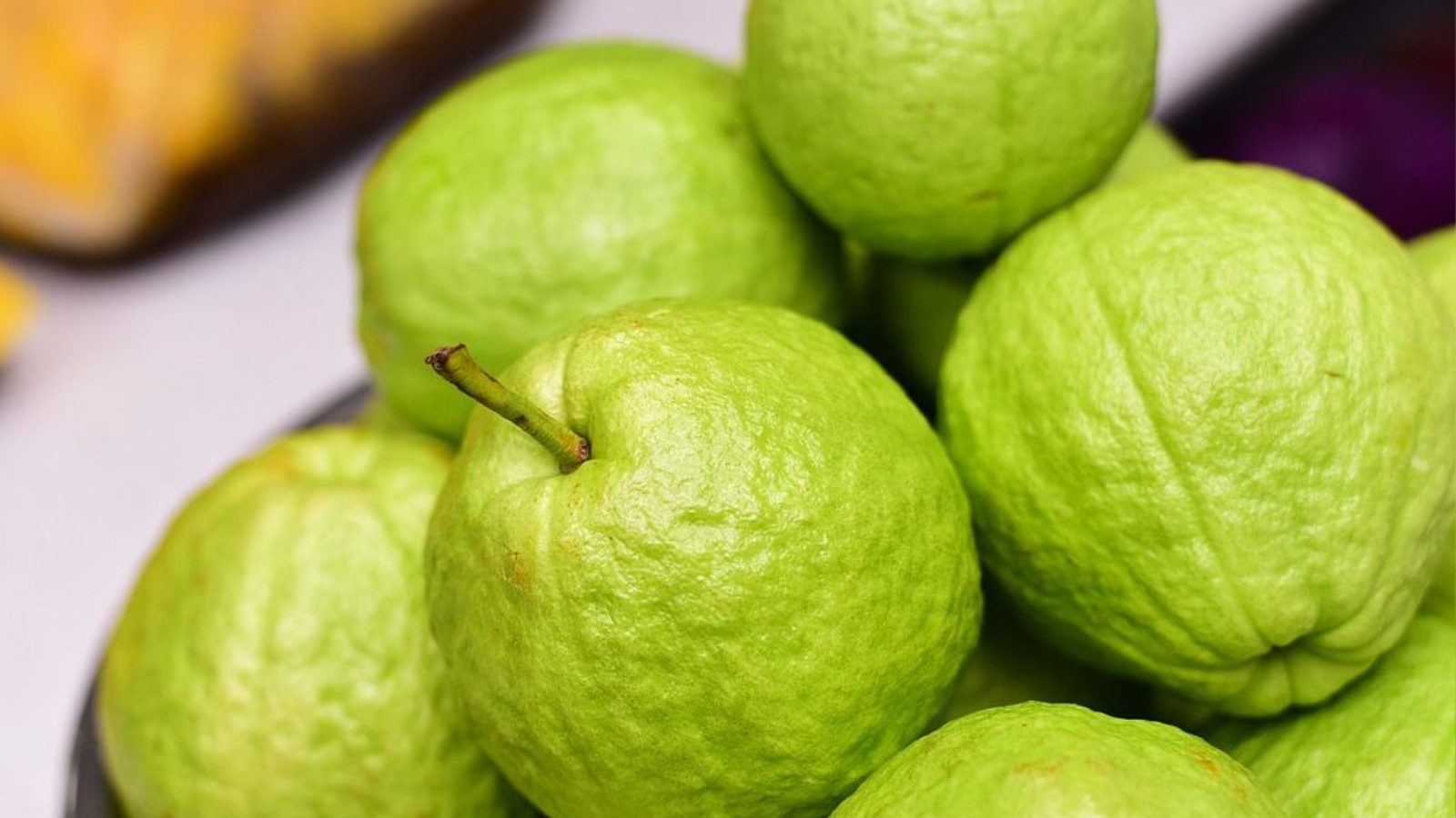 உடலில் இந்த பிரச்சனை இருந்தால் கொய்யா பழம் சாப்பிடுவதை தவிர்க்க வேண்டும்... ஏன் தெரியுமா..?