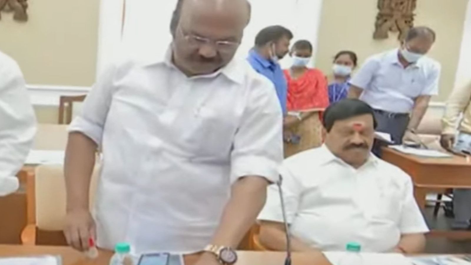 அதிமுக இடத்தில் அமர்ந்த கோவை செல்வராஜ்.. ஜெயகுமார் செய்த செயலால் சலசலப்பு