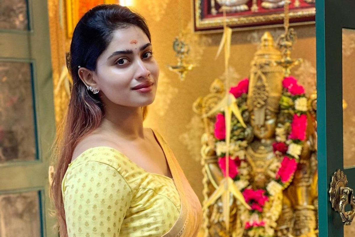 பூஜை அறையில் கூட ஃபோட்டோவுக்கு போஸ்.. கேமரா அழகி ஷிவானி!