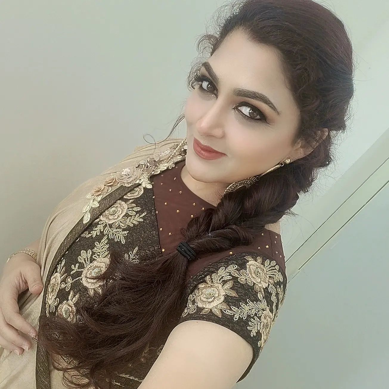  தற்போது சீரியல், அரசியல், தயாரிப்பு பணி என பிஸியாக இருக்கிறார்.