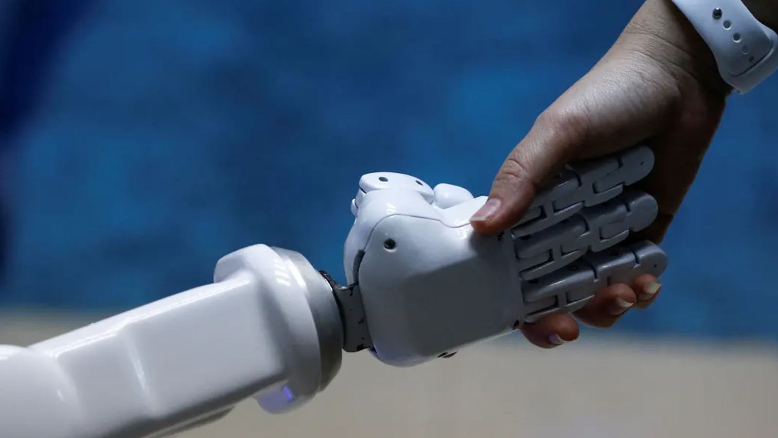 வேலையில் சேர நம்மை ரோபோக்கள் இன்டெர்வியூவ் செய்யும் காலம் மிக அருகில்…