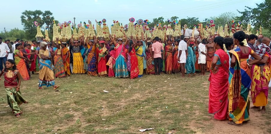  ஆண்டுதோறும் நல்ல மழை வேண்டியும், விவசாயம் செழிக்க வேண்டியும் கீழாத்தூர் சுற்றுவட்டார கிராமங்களைச் சேர்ந்த பெண்கள் அலங்கரிக்கப்பட்ட குடங்களில் நெல்லைக் கொட்டி அதன் மீது தென்னம்பாலைகளை வைத்து பூச்சூட்டி ஊர்வலமாக சுமந்து வந்து கோவிலில் கொட்டி வழிபாடு நடத்துவது வழக்கம்.