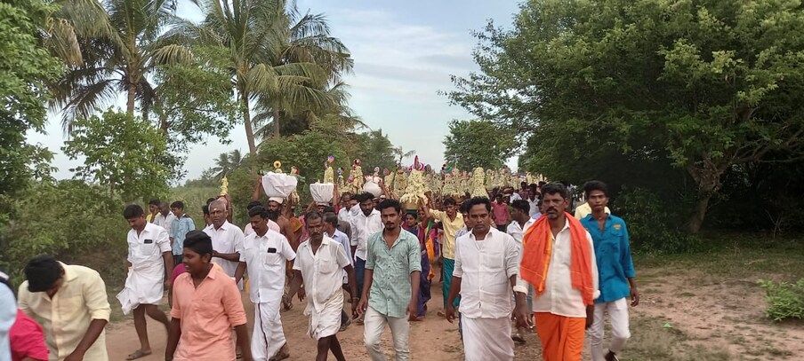  கடந்த இரண்டு ஆண்டுகளாக கொரோனா காரணமாக மது எடுப்புத் திருவிழா நடைபெறாமல் இருந்த சூழலில், இந்த ஆண்டு மது எடுப்புத் திருவிழா மிகவும் கோலாகலமாக நடைபெற்றது.