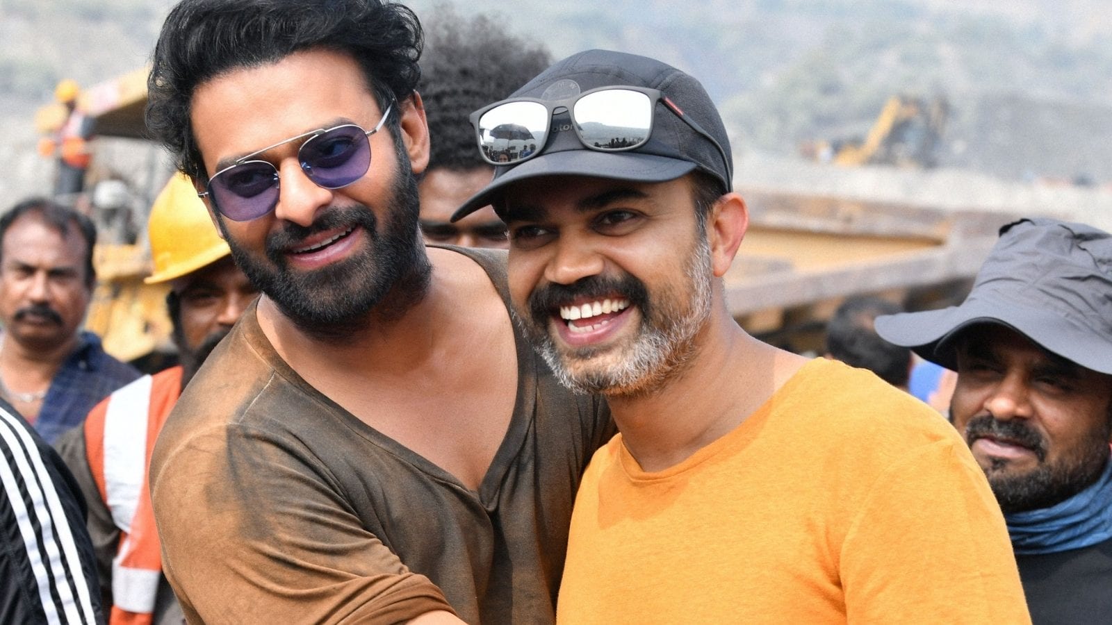 கே.ஜி.எஃப்.2 இயக்குனர் – பாகுபலி பிரபாஸ் இணையும் சலார் படத்தின் அப்டேட்…