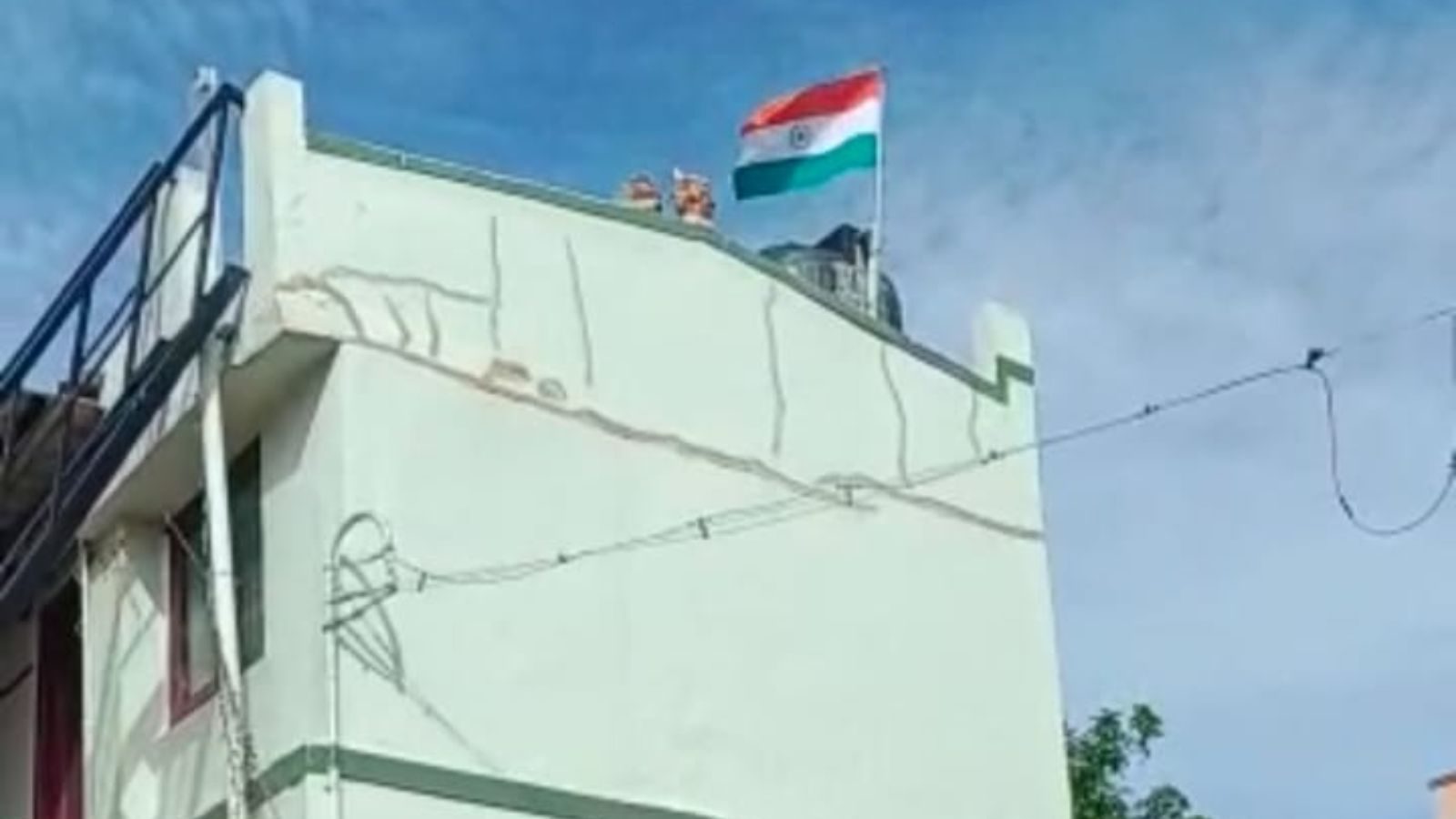 வீடுகளில் தேசிய கொடி ஏற்றும் போது கவனத்தில் கொள்ள வேண்டியவை..