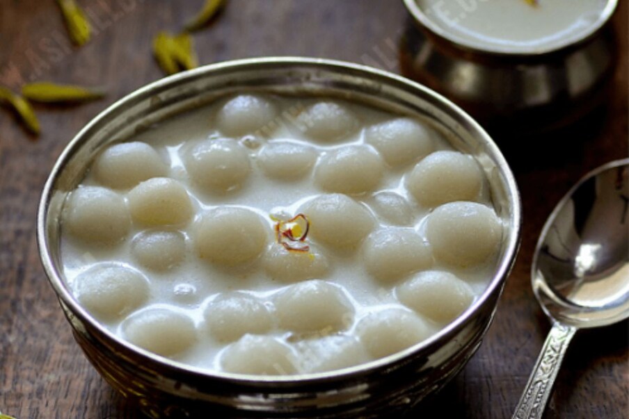  பூரணம் ஏதும் இன்றி அரிசி மாவில் செய்து வேகவைத்து அதை பால் அல்லது தேங்காய் பாலில் ஊறவைத்து சாப்பிடலாம்