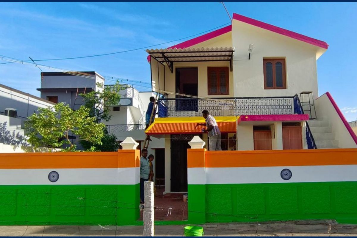 வீட்டு சுற்றுசுவரில்  மூவர்ணம் தீட்டிய முன்னாள் இராணுவீரர்..