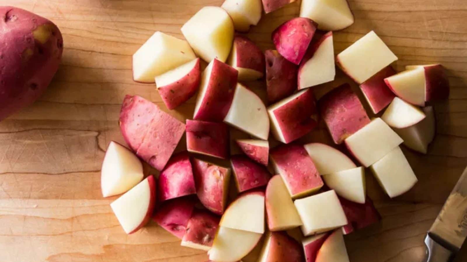 Can you the potatoes. Knobby russet. Картофель свежевыкопанный. Can you the potatoes. Ботанические семена картофеля.