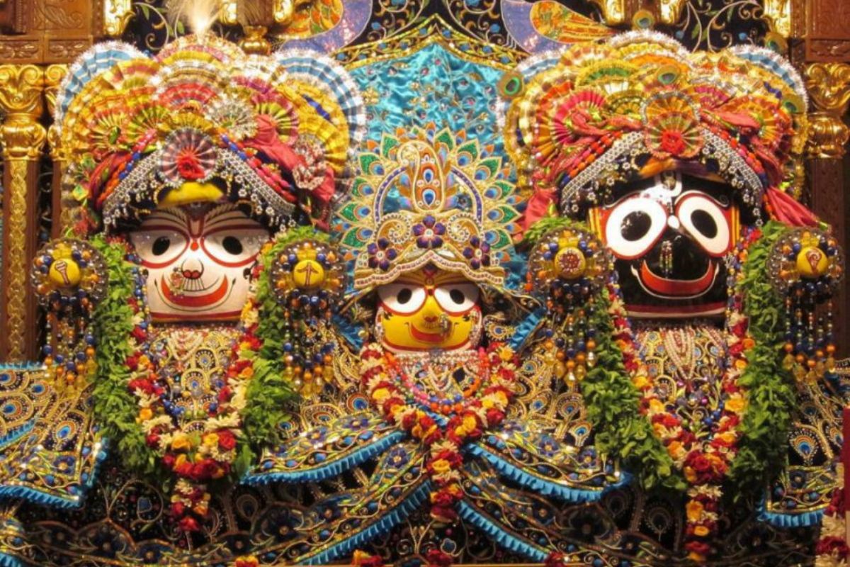  பகலில் எந்த நேரத்திலும் கோயிலின் நிழல் தரையில் படாத வகையில் பிரதான கோயில் கட்டப்பட்டுள்ளது.