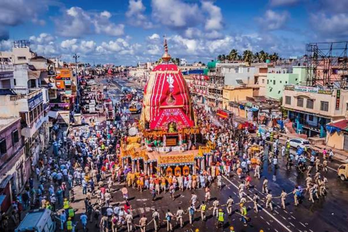  தேர் திருவிழா - இது ஜூன்/ஜூலை மாதங்களில் நடக்கும். திருவிழாவின் போது, ​​இறைவன் தனது பக்தர்களை வாழ்த்துவதற்காக வீதி உலா வருகிறார், ஜாதி, மதம் மற்றும் நிற வேறுபாடின்றி மக்கள் அவருடைய ஆசியைப் பெறலாம்.