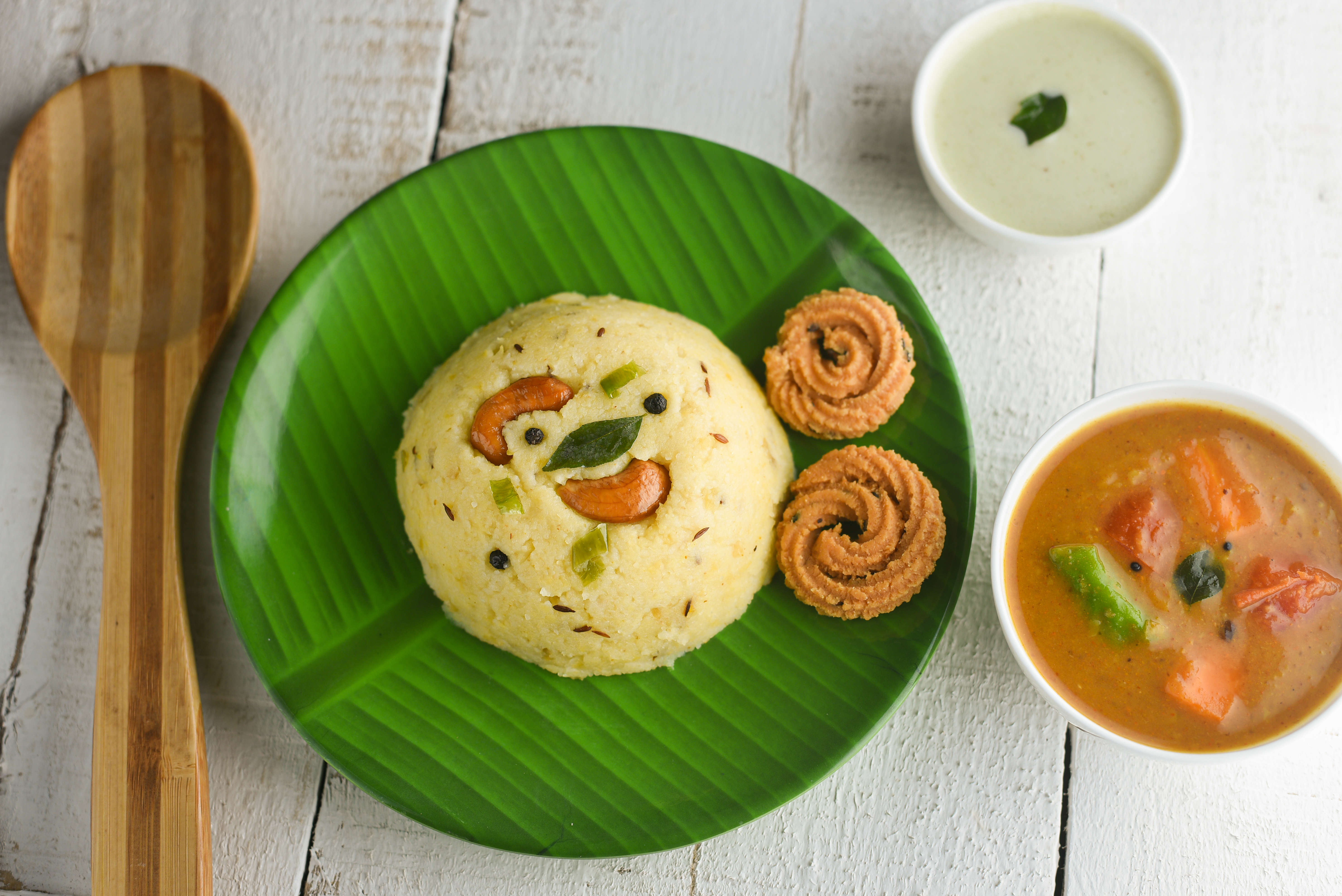  செய்முறை : முதலில் வறுத்த பாசி பருப்பை மென்மையாகும் வரை வேகவைத்து எடுத்துக்கொள்ளவும். ஒரு கடாயில் எண்ணெய் ஊற்றி சீரகம், முந்திரி சேர்க்கவும். முந்திரி சரியாக வறுத்தவுடன் கறிவேப்பிலை, நறுக்கிய இஞ்சி மற்றும் கருப்பு மிளகு சேர்க்கவும். இவை மிதமாக வதங்கியவுடன் தண்ணீர், உப்பு மற்றும் மஞ்சள் தூள் சேர்க்கவும். தண்ணீர் கொதிக்க ஆரம்பித்தவுடன், ரவாவை சேர்த்து நன்கு வேகவிட்டு எடுத்தால் சுவையான ரவை பொங்கல் தயார்.
